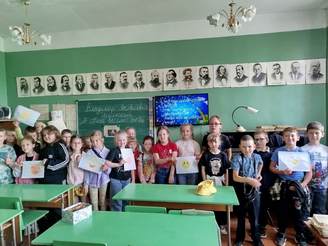В стране веселых песен» провела Мосягина О.В. для детей школьного летнего лагеря «Солнышко».