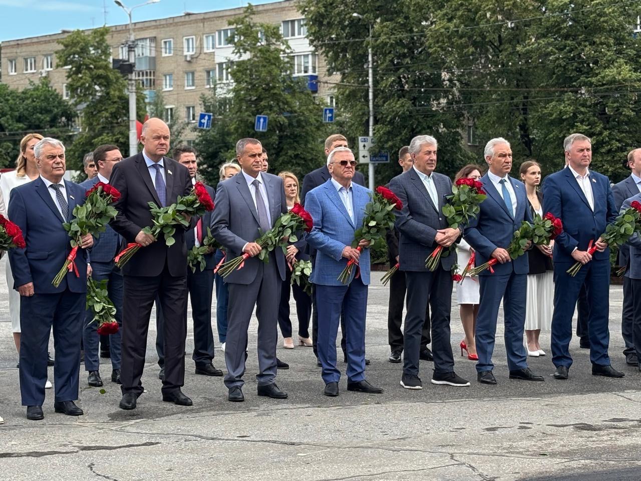 Олег Машковцев возложил цветы к Монументу воинской и трудовой Славы.