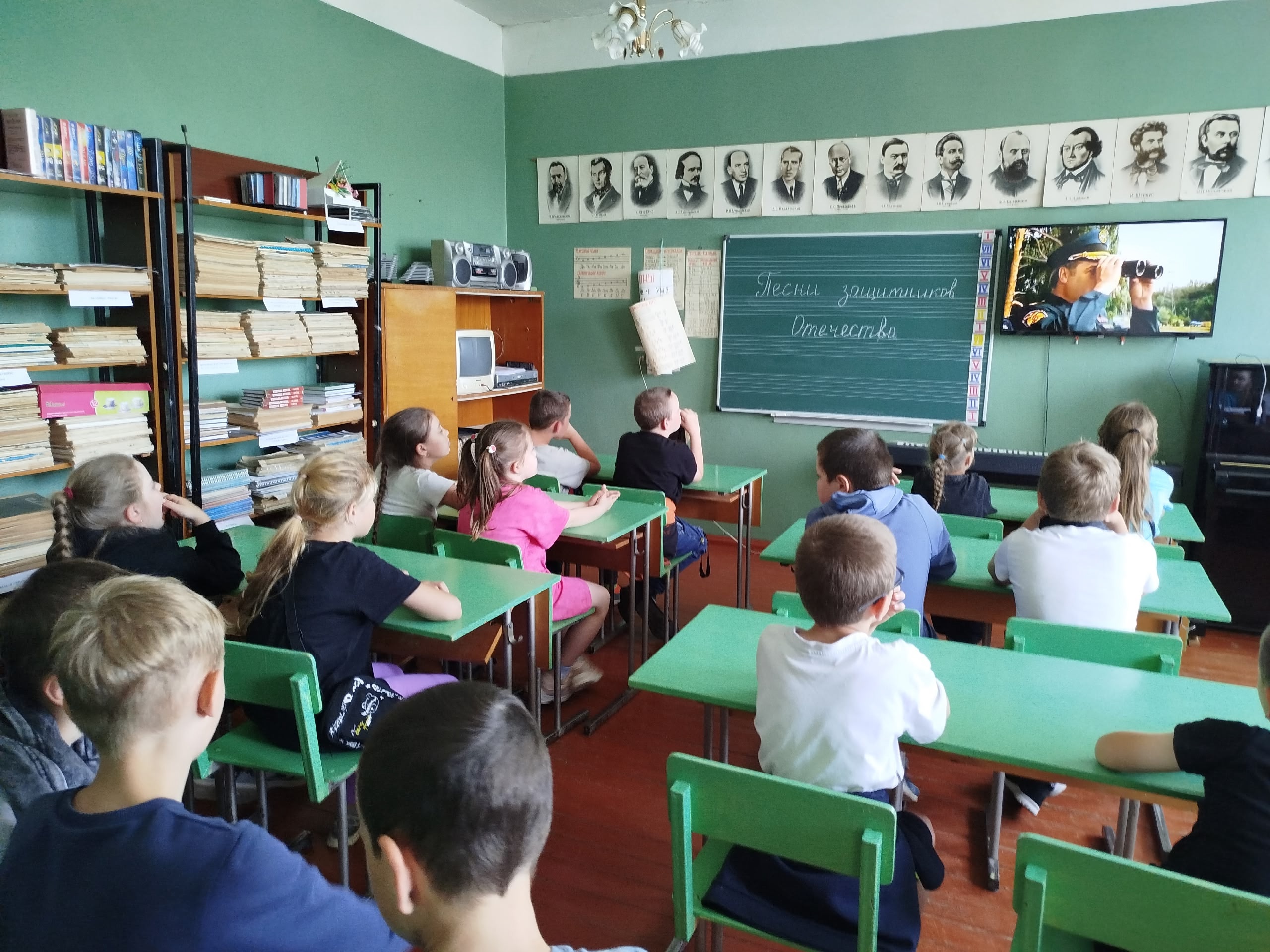 Ежегодно в июне, 2 раза в неделю, ребята из школьного дневного лагеря посещают музыкальную школу..