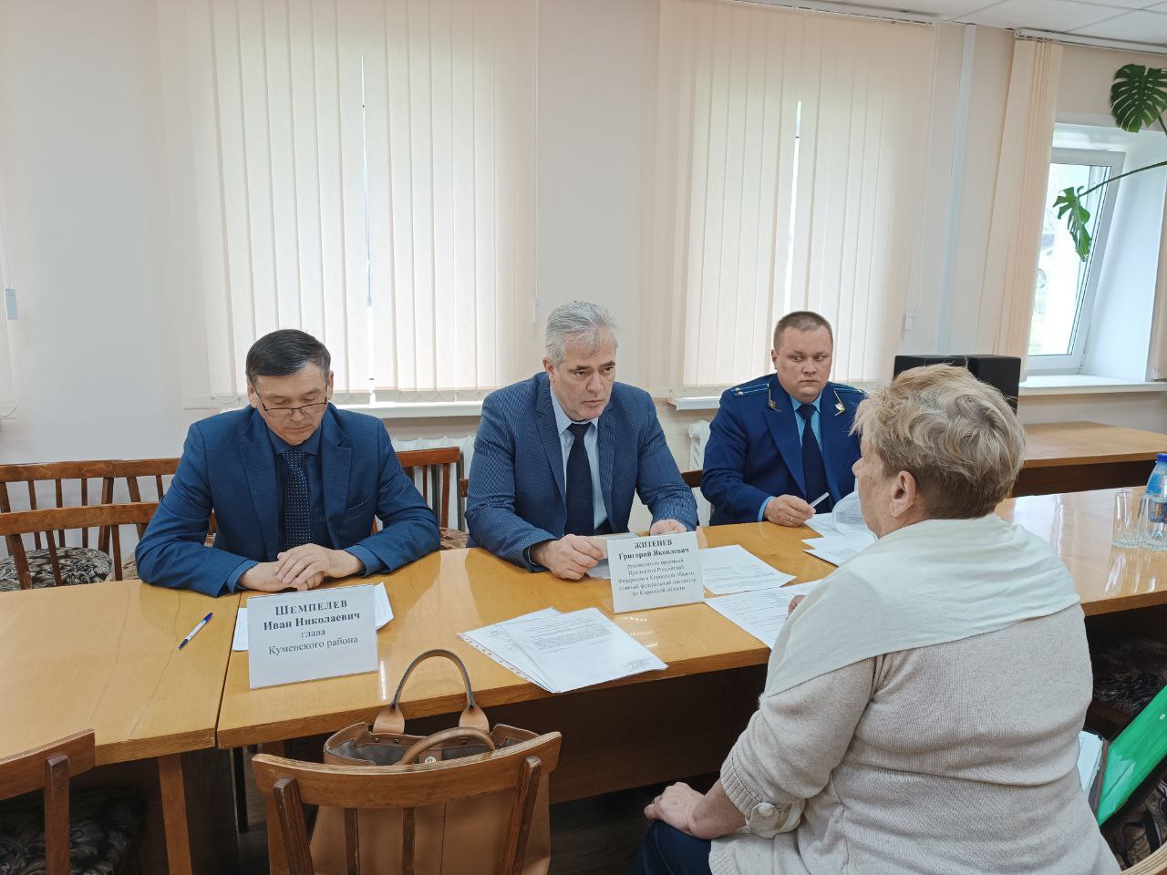 Ремонт дорог в Куменском районе обсудили на личном приеме главного федерального инспектора по Кировской области.