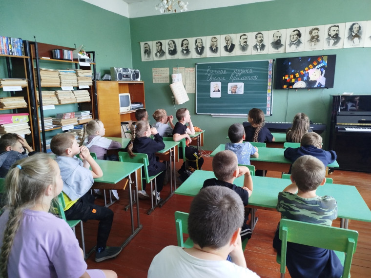 Музыкальная гостиная для ребят школьного лагеря с дневным пребыванием «Пчелки». Тема гостиной «Вечная музыка Евгения Крылатова». Музыкальная гостиная для ребят школьного лагеря с дневным пребыванием «Пчелки». Тема гостиной «Вечная музыка Евгения Крылатова».